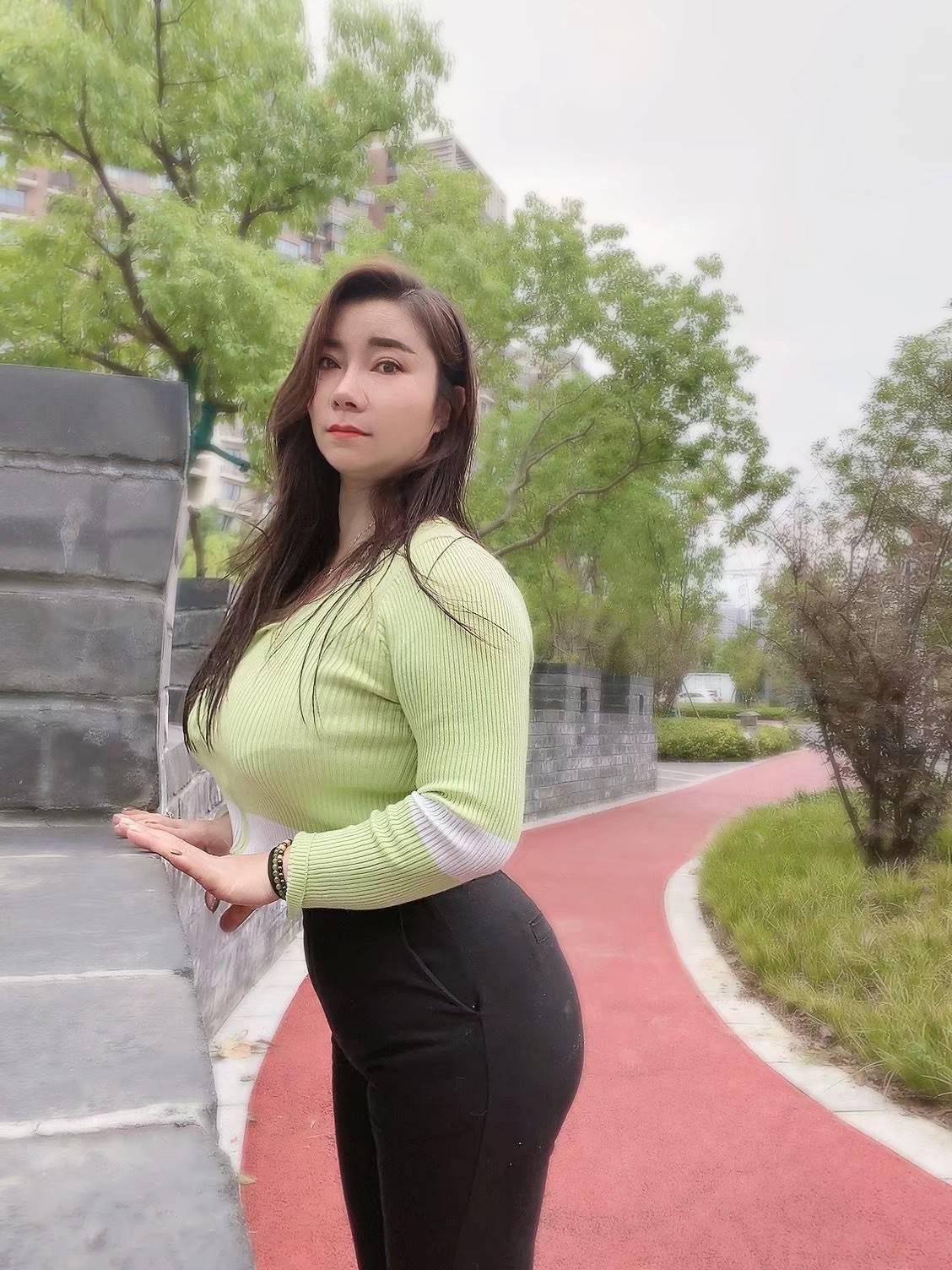 南京迈皋桥漂亮的大胸妹子